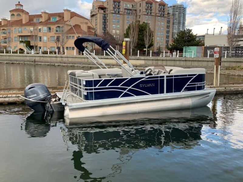 Kelowna: Sylvan Mirage Cruise Pontoon for rent - What the Rental Includes and Excludes