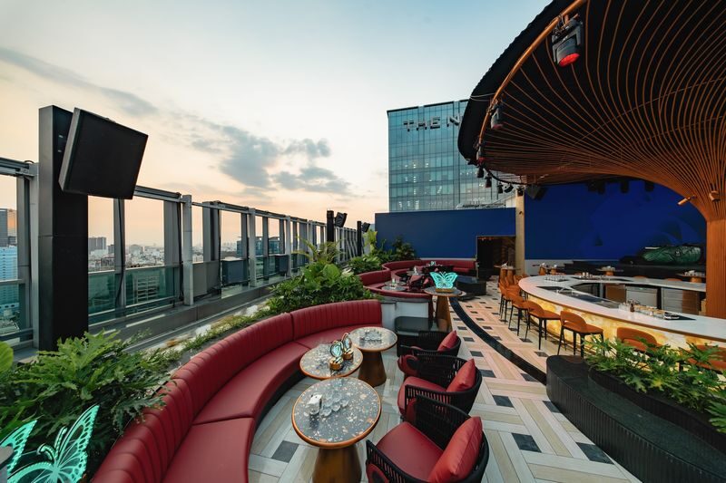 KEN Skybar: Rooftop Sunset & Nightlife Experience in Ho Chi Minh - What your evening can look like