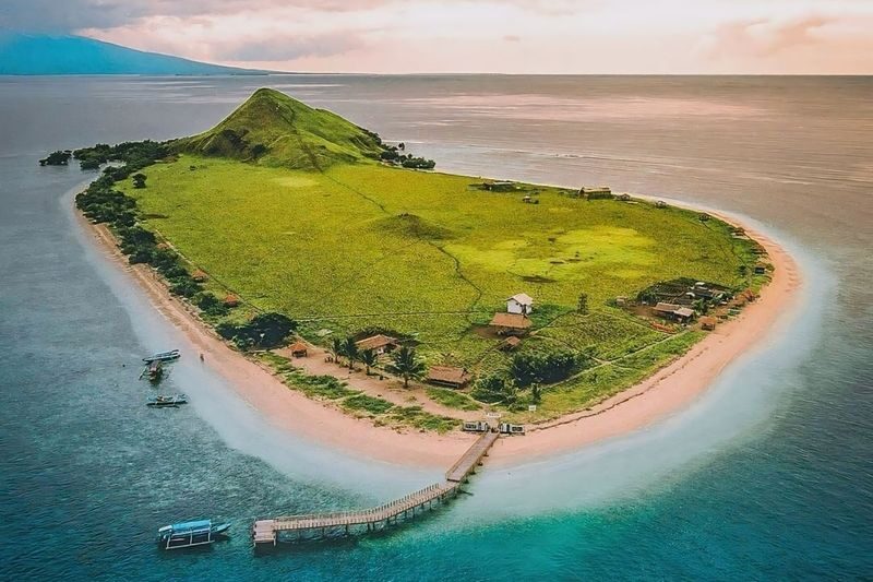 Kenawa, Paserang, and Kambing Islands Day Tour in Lombok - Kenawa’s grassy hills make the main stop