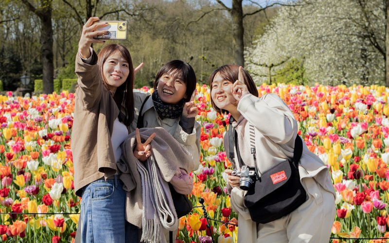 Keukenhof Gardens Ticket & Shuttle from Schiphol Airport with Flexible Return - Luggage lockers and the airport-day advantage
