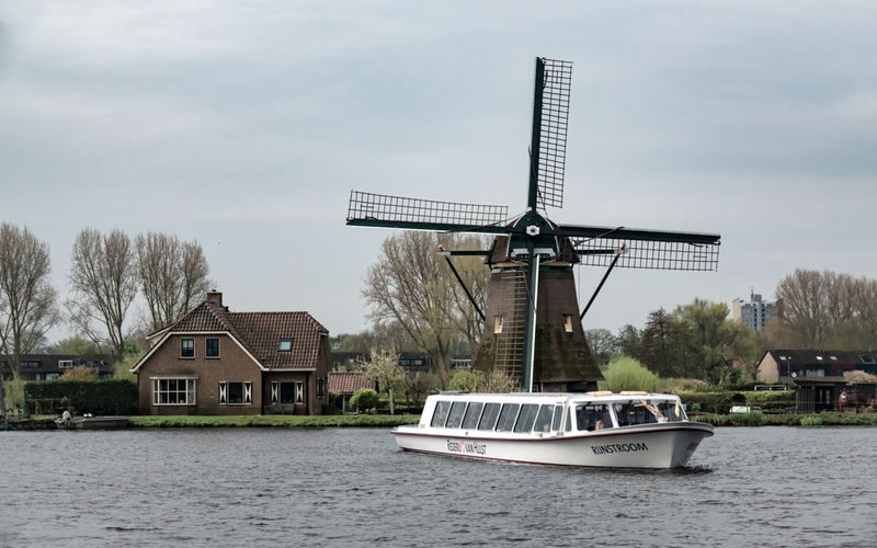 Keukenhof, Tulip Farm & Windmill Cruise Full-Day Tour from Amsterdam - The tulip farm and a walk among the fields