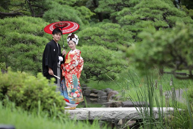 Kimono Wedding Photo Shot in Shrine Ceremony and Garden - Posing for Unforgettable Wedding Portraits