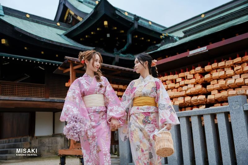 Kimono & Yukata Rental and Photo Shoot (Kyoto, Gion-Shijo, Yasaka Shrine) - Kimono Rental Misaki - What the starting price covers, and what it does not