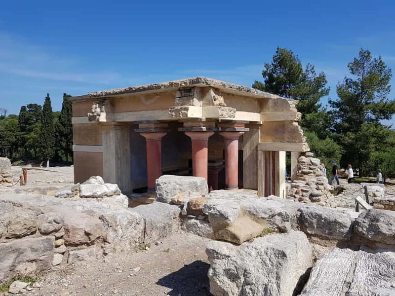 Knossos Palace and Pottery experience. Excursion Safari - Discovering Knossos: A Gateway to Minoan Crete