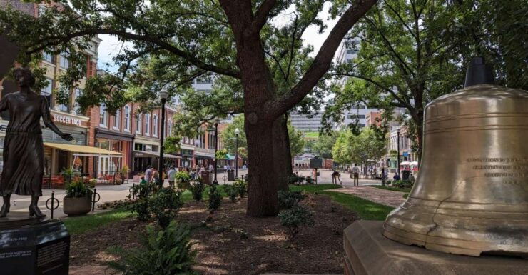 Knoxville: Self-Guided Scavenger Hunt Walking Tour - Activity Details