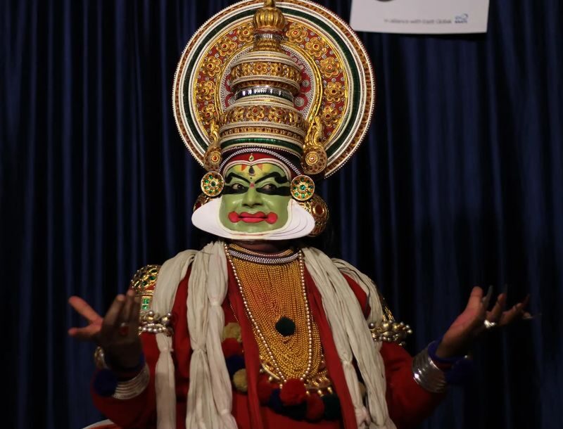 Kochi: Evening Kathakali Theyyam And Kalaripayattu Show Tickets - Reading Kathakali’s stories and gestures