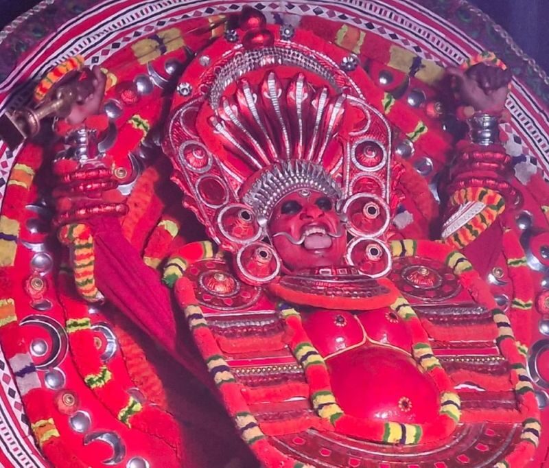 Kochi: Evening Kathakali Theyyam And Kalaripayattu Show Tickets - Theyyam closes the night with drums and costume
