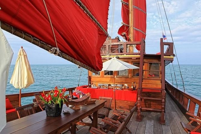 Koh Phangan Brunch and Snorkeling Cruise - Departure From Koh Samui - Atmosphere and Entertainment