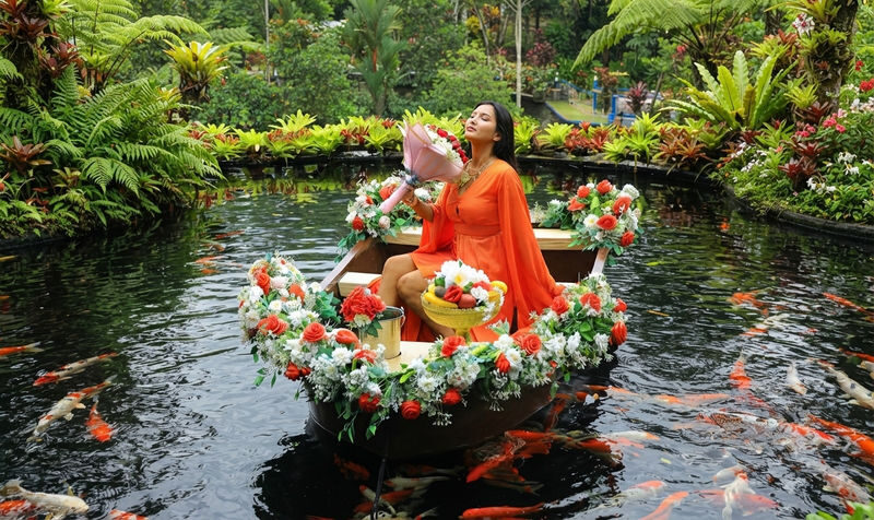 Koi Pond Bali Photoshoot & Ubud Instagramable Tour - A koi pond, then a day across Ubud