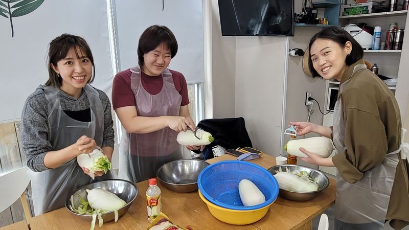 Korean Radish Kimchi (Kkakdugi) Cooking Class in Busan - The salting wait is part of the lesson