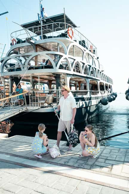 Kos Pearl 3 Island: Lounge in Luxury on the Aegean Waves - The Onboard Atmosphere: Fun and Music