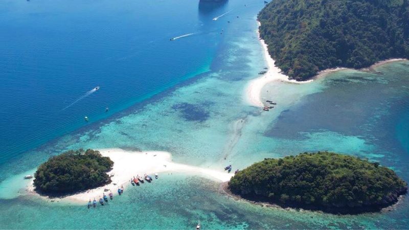 Krabi 4 Islands Day Tour with Snorkeling - Walking across Thale Waek