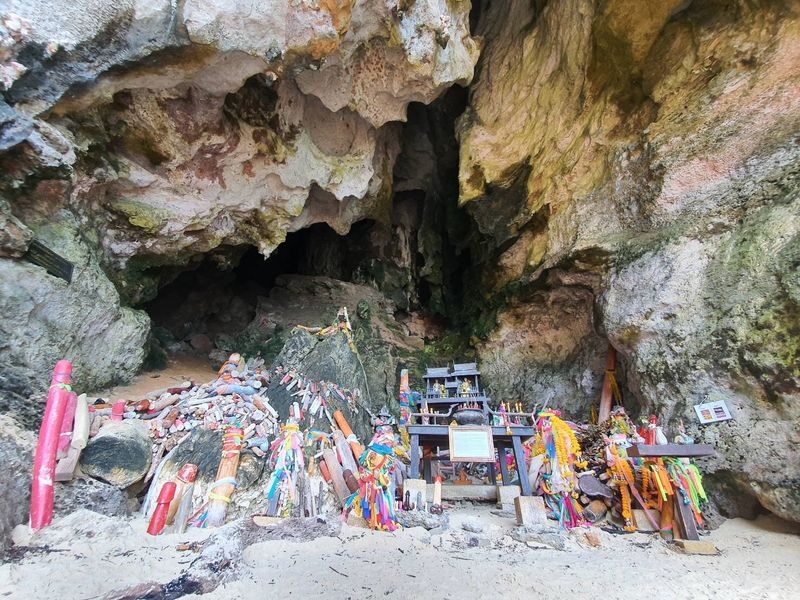 Krabi 4 Islands Day Trip with Snorkeling & Sightseeing - Snacks and a picnic lunch at the final stop