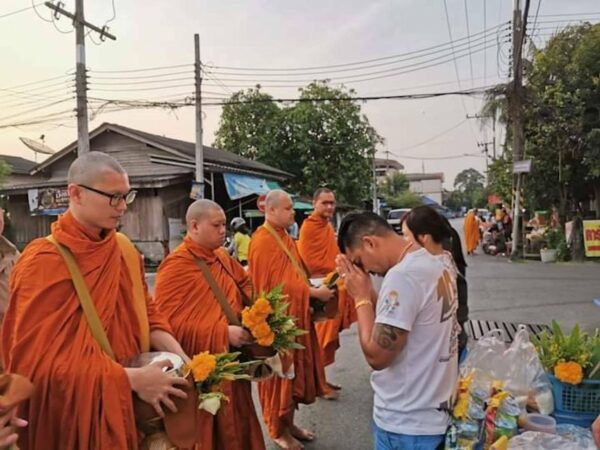 Krabi: Highlights Walking Tour With Buddhist Alms Ceremony - Tour Guided in English and Thai