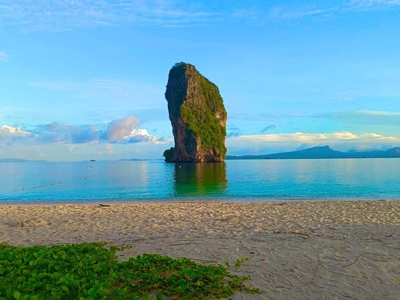 Krabi Hong Islands One-Day Speedboat & Island Hopping Tour - Who is likely to enjoy this tour