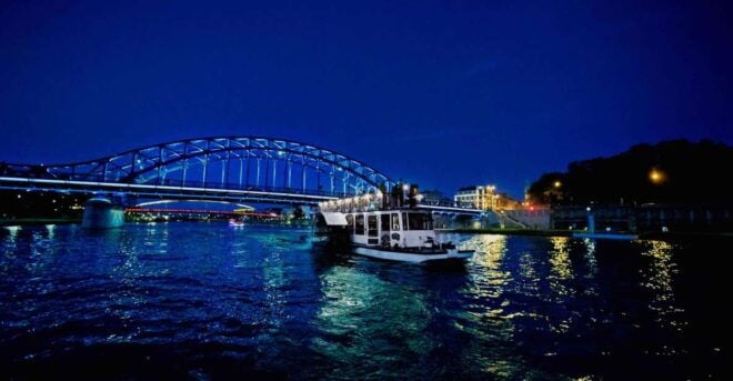 Krakow: 1-Hour Evening Vistula River Cruise - Included Cruise Features