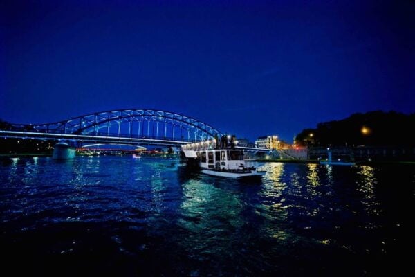 Krakow: 1-Hour Evening Vistula River Cruise - Accessibility and Meeting Point