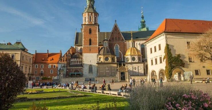 Kraków: 3-Day Wawel Castle, Wieliczka, and Auschwitz Tour - Daily Itinerary