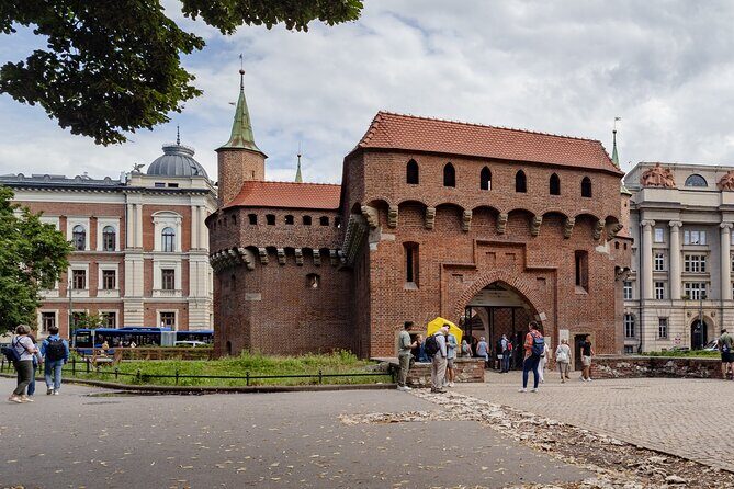 Kraków 3 Hours Private Tour in the Old Town and Wawel Hill - Exploring the Itinerary in Detail