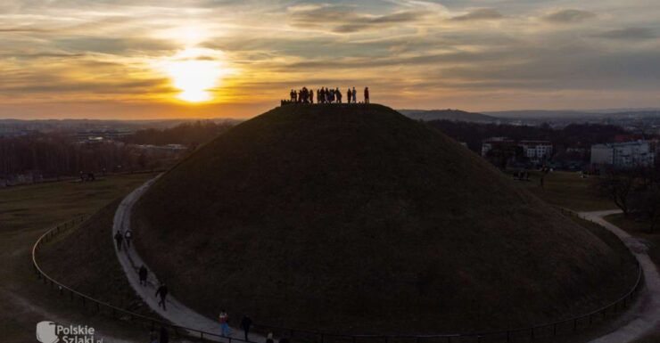 Kraków at Night Tour: Evening Walk With Torches - Tour Details