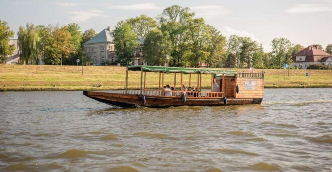 Krakow: Early Bird Vistula River Sightseeing Cruise - Onboard Experience