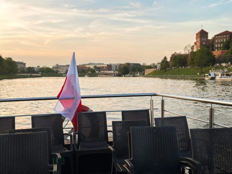 Krakow: Evening Sightseeing Cruise With Drink - Key Points
