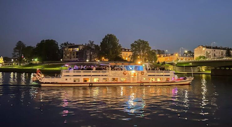 Krakow: Evening Sightseeing Cruise With Drink - Booking and Payment Details