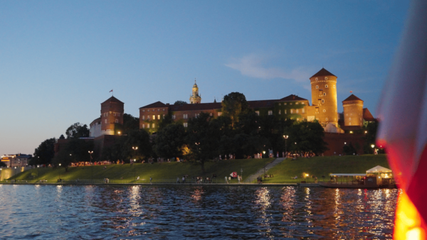 Krakow: Evening Sightseeing Cruise With Drink - Onboard Bar and Refreshments