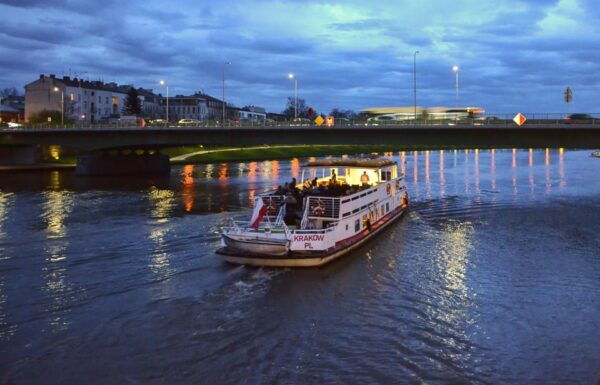 Krakow: Evening Sightseeing Cruise With Drink - Sights Along the Vistula River