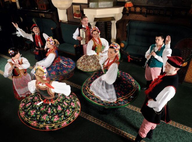 Krakow: Folk Show & 3-Course Dinner at Jama Michalika Café - Dinner Experience