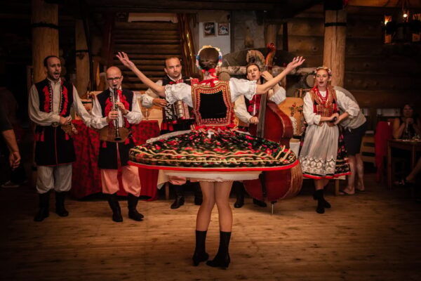 Krakow: Full Traditional Polish Dinner & Folk Show - Refund Policy