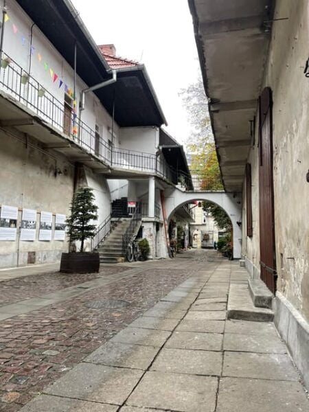 Kraków: Jewish Quarter and Ghetto Self-Guided Walking Tour - Exploring the Jewish Quarter