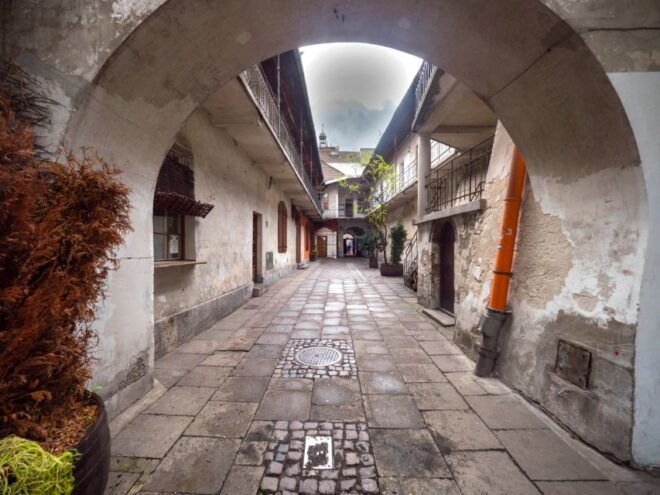 Krakow: Jewish Quarter Guided Walking Tour - Exploring Kazimierz