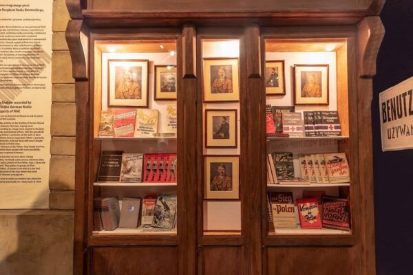 Krakow: Kazimierz & Schindlers Factory & Ghetto Guided Tour - Visiting Schindlers Factory