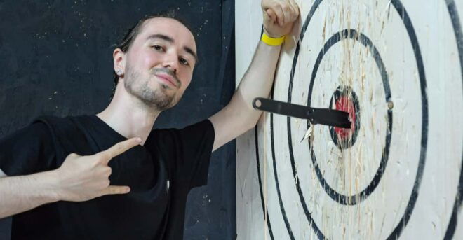 Kraków: Knives Throwing - Participation in Knife Throwing League