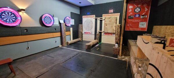 Kraków: Knives Throwing - Learning From Experienced Instructors