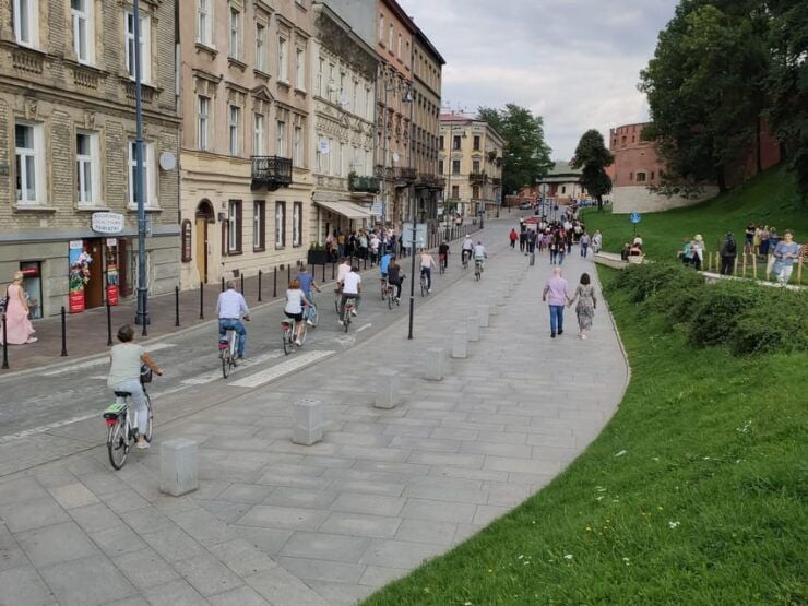 Krakow: Multilingual Tour On Electric Bikes - Key Points