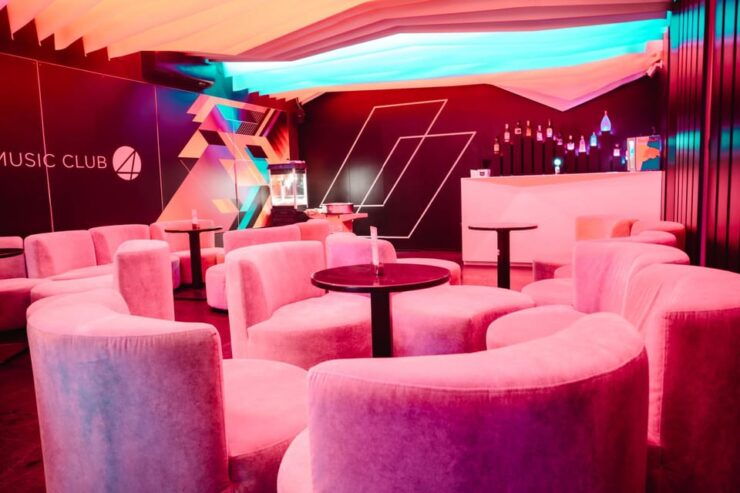 Krakow Nightclub: VIP Room Group Booking - Key Points