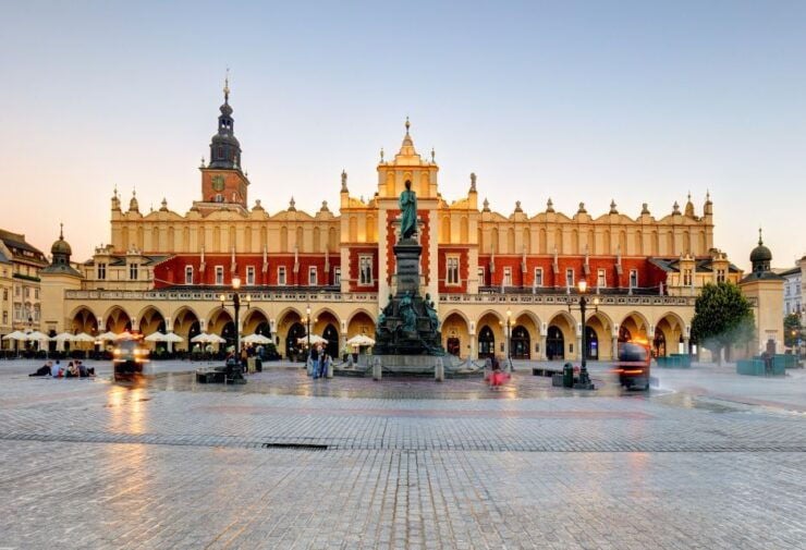 Krakow Old Town and Cloth Hall Private Guided Tour - Experience Highlights