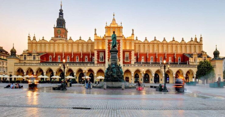 Krakow Old Town and Cloth Hall Private Guided Tour - Full Description of the Experience