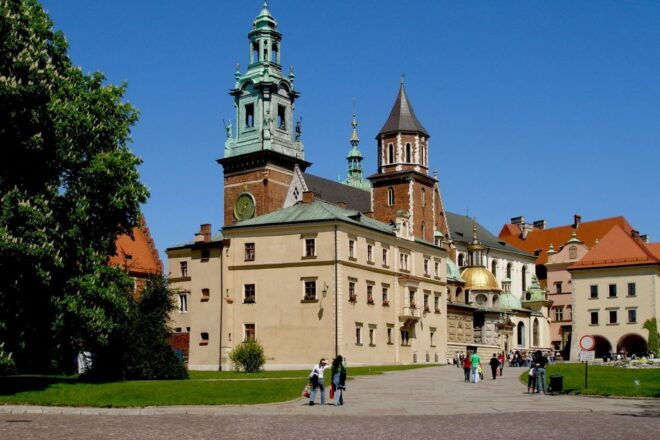 Krakow: Old Town Golf Cart Walk and Wawel Castle Guided Tour - Included Features
