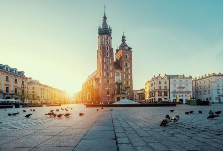 Krakow: Old Town Short Walk With St. Marys Basilica Visit - Highlights