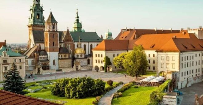 Krakow : Old Town Walking Tour With a Guide - Customizable Experience