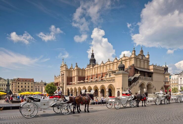 Krakow: Old Town Walking Tour With Visit to Wawel Castle - Sightseeing Experience
