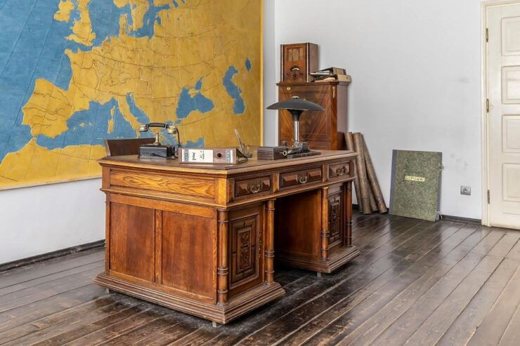 Krakow: Oskar Schindler's Factory Private 2 or 4-Hour Tour - Tour Experience