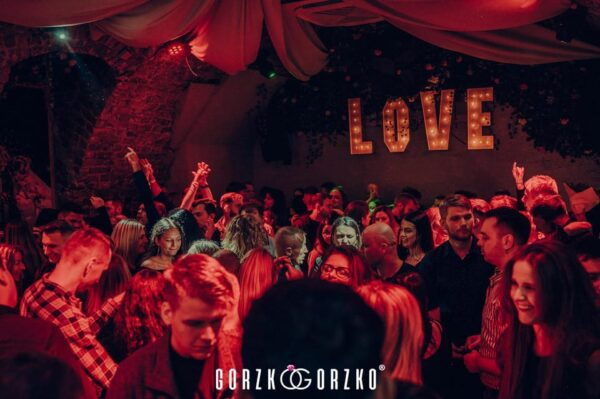 Kraków: Polish Wedding Party With Welcome Drink - Memorable Photos and Games