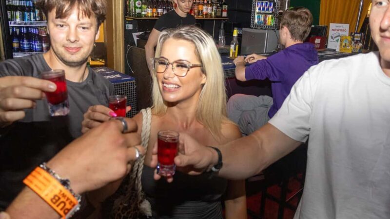 Krakow: Pub Crawl 1H Open Bar, VIP Entry & Welcome Shots - The Experience in a Nutshell