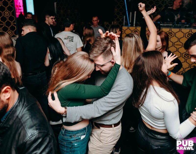 Krakow: Pub Crawl 1H Open Bar, VIP Entry & Welcome Shots - The Sum Up