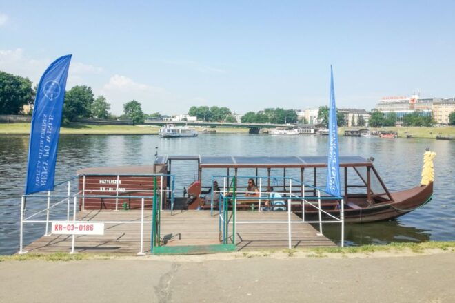 Krakow: Romantic Evening Vistula Cruise With a Glass of Wine - Meeting Point and Instructions