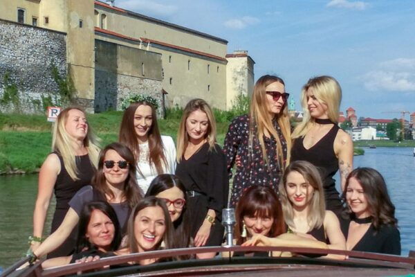 Krakow: Romantic Evening Vistula Cruise With a Glass of Wine - Viewing Krakows Main Attractions
